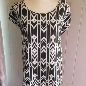 Sleeveless black and white top (shell)
